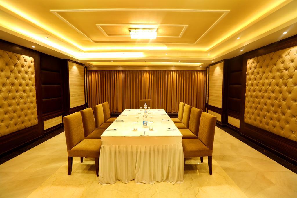 Hotel Awesome Palace Guwahati Zewnętrze zdjęcie
