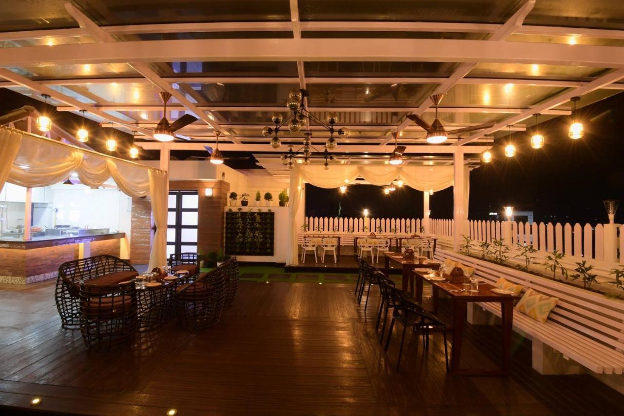 Hotel Awesome Palace Guwahati Zewnętrze zdjęcie
